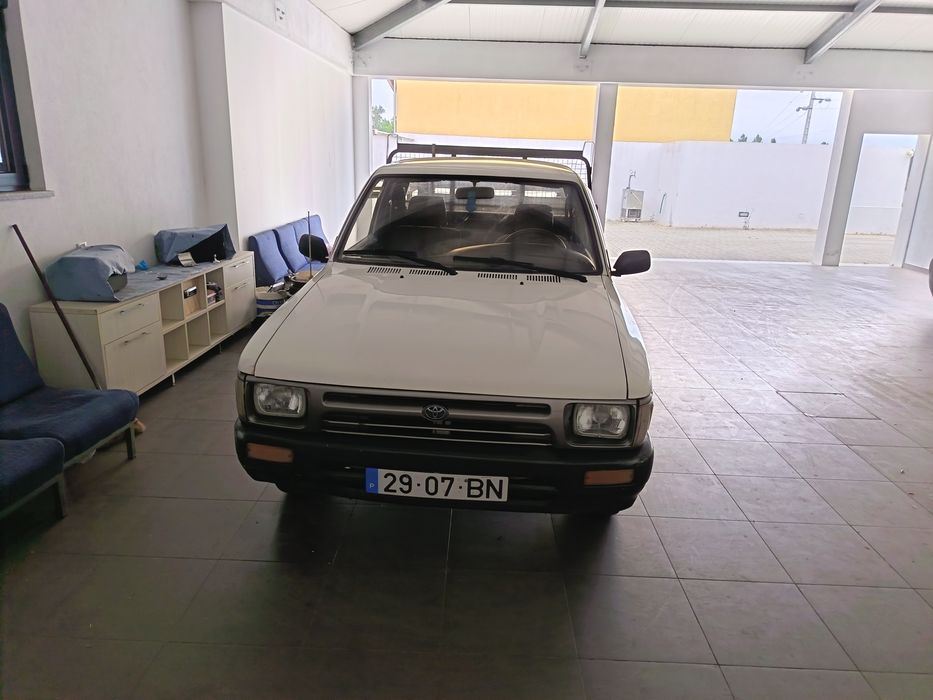 Carrinha Toyota caixa aberta
