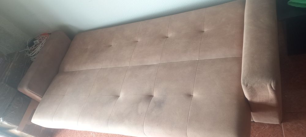 Sofá cama em pele castanho
