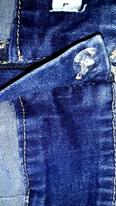 Jeansy niebieskie z wysokim stanem i suwakiem na pośladkach