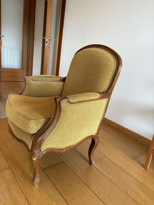 Cadeirão madeira e veludo amarelo