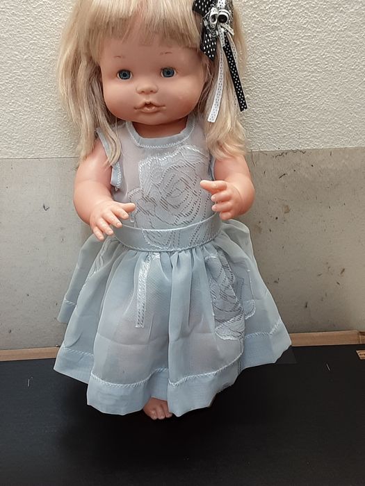 Linda Boneca em borracha da marca Famosa