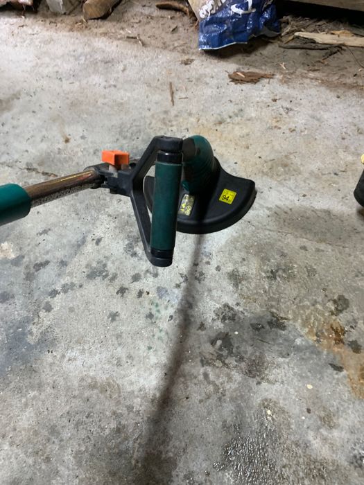 Máquina de aparar relva