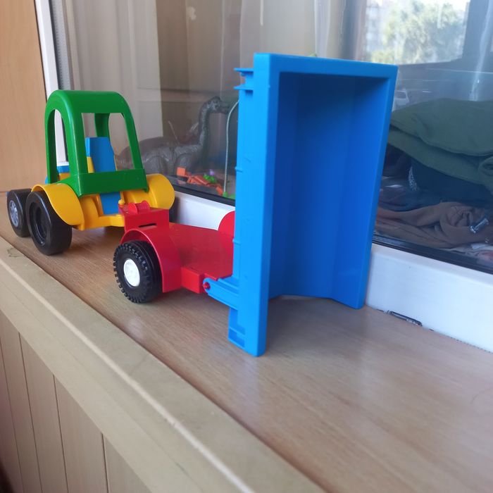 Трактор з двома причепами