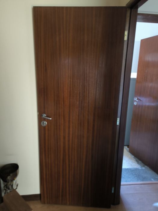 Porta de madeira escura