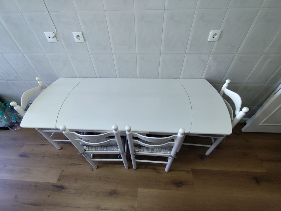 Mesa e cadeiras de cozinha