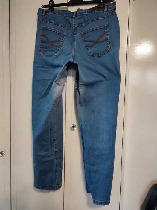 Niebieskie jeansy