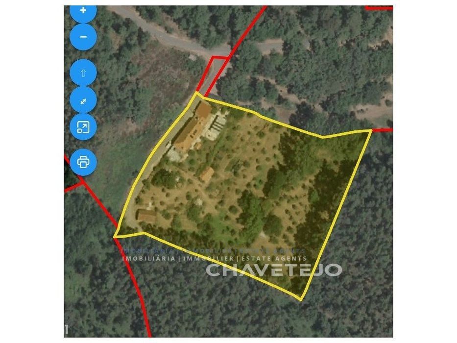 Moradia em pedra recentemente restaurada implantada num terreno fan...