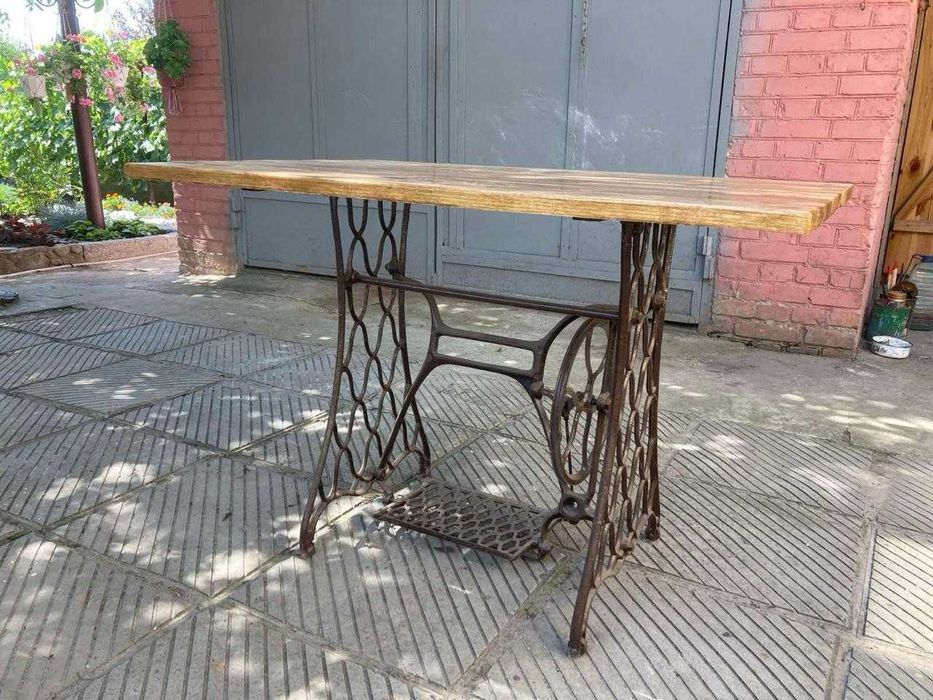 Вуличний садовий стіл, ясень.