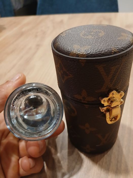 Bolsa e perfume da  Louis Vuitton! Perfume esta a meio