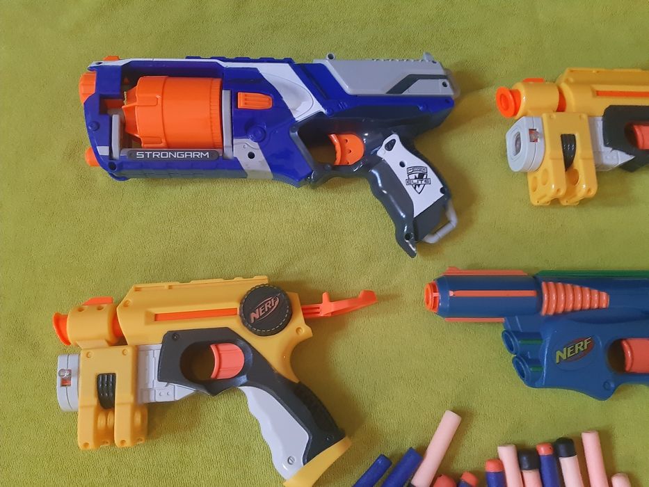 Colecção de 8 lançadores de dardos Nerf,  com os dardos de espuma