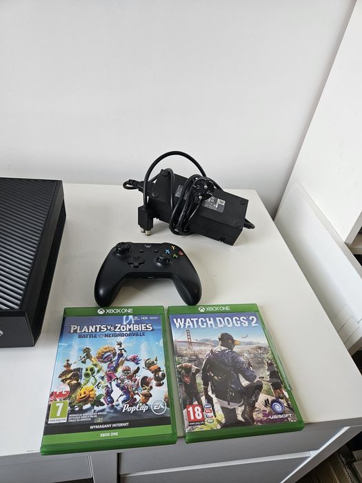 Konsola XBOX ONE +Gry Pad