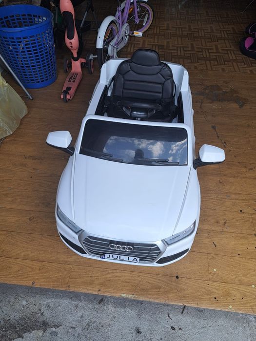 Biała audi na pilota