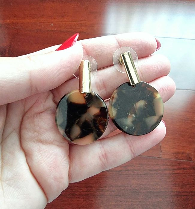 Brincos com detalhe dourado e padrão castanho H&M