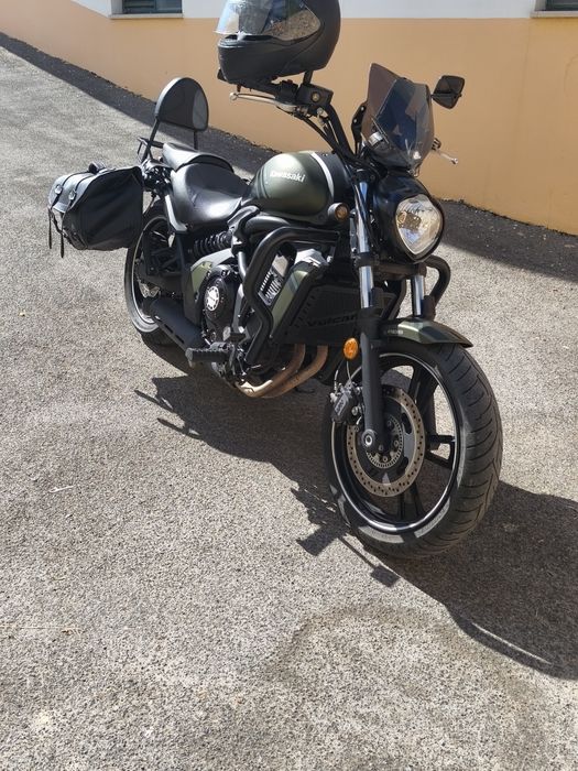 Kawasaki Vulcan S 650 - com jaqueta e capacete