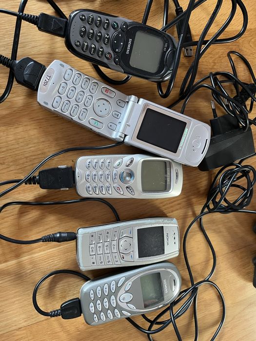 mix starych telefonów