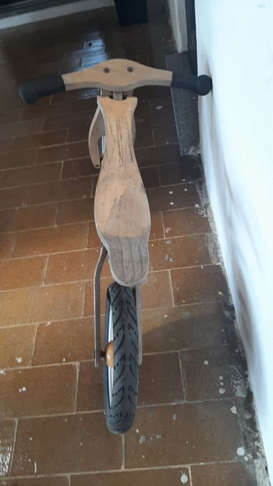 Moto de madeira para criança.
