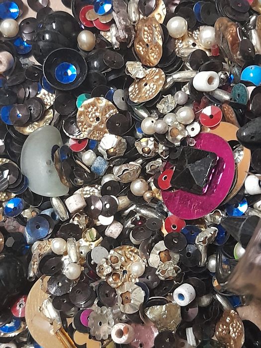 Lote de pequenas missangas, contas e lantejoulas