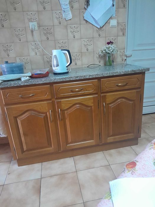 Vendo  armarios em madeira macica com pedra de granito,1 de  3 portas