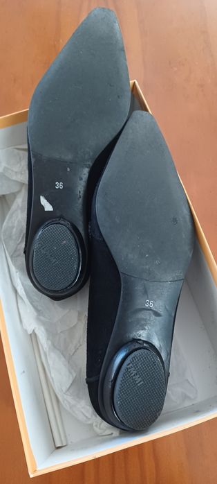 Sapatos pretos de camurça