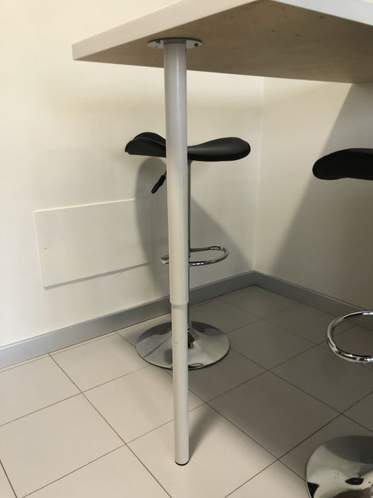 Tampo de mesa + pé regulavel + 2 bancos regulaveis