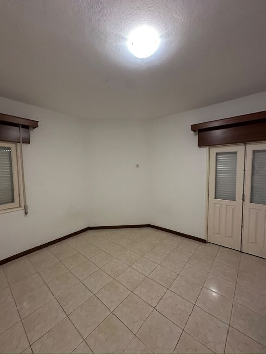 Apartamento T4 disponível para arrendamento no centro de Mirandela.
Re