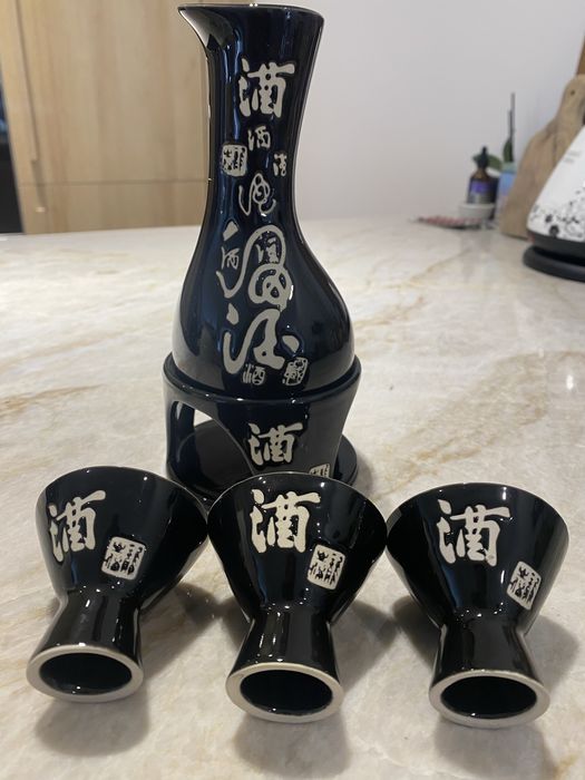 Conjunto de Sake Japonês em Cerâmica Preta com Aquecedor (5 peças)