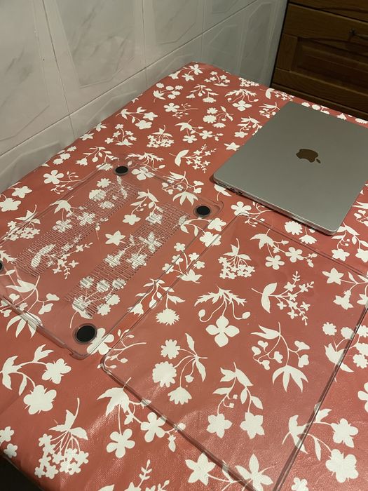 MacBook Air  M2 (13.6'' - Apple M2 GPU 8-core)