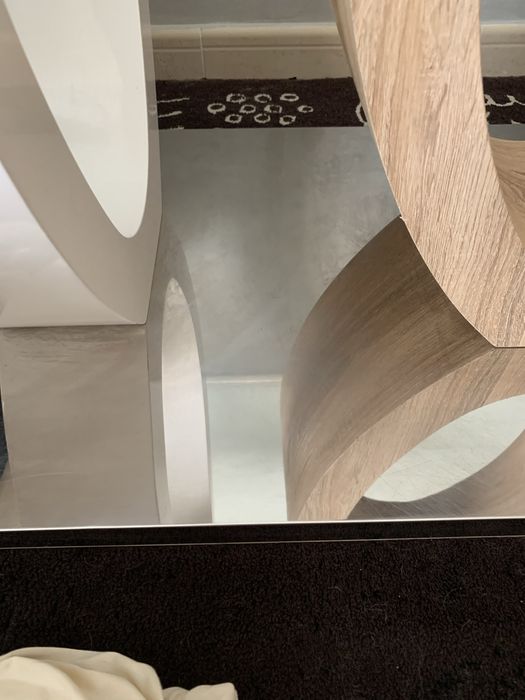 Mesa e quatro cadeiras