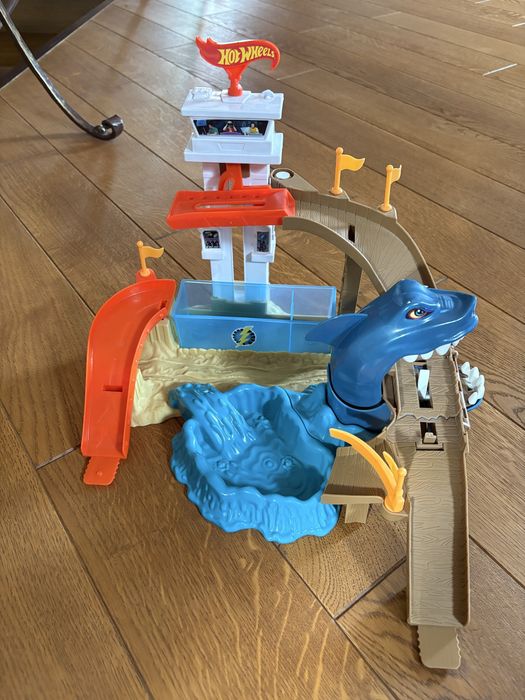 Набір Hot Wheels з акулою