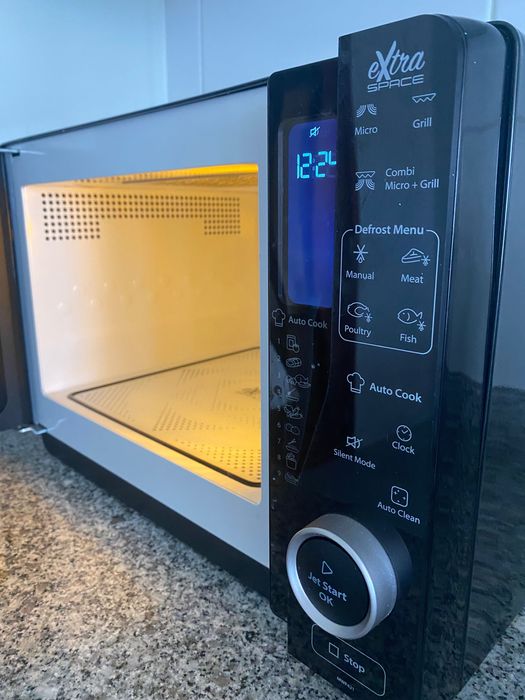 Micro-ondas WHIRLPOOL MWF421BL XTRASPACE (25 L - Com Grill - Preto)