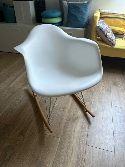 krzesło bujane w stylu skandynawskim