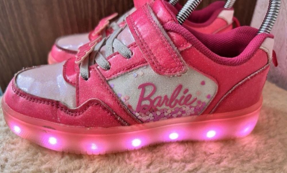 Светящиеся кроссовки Барби
