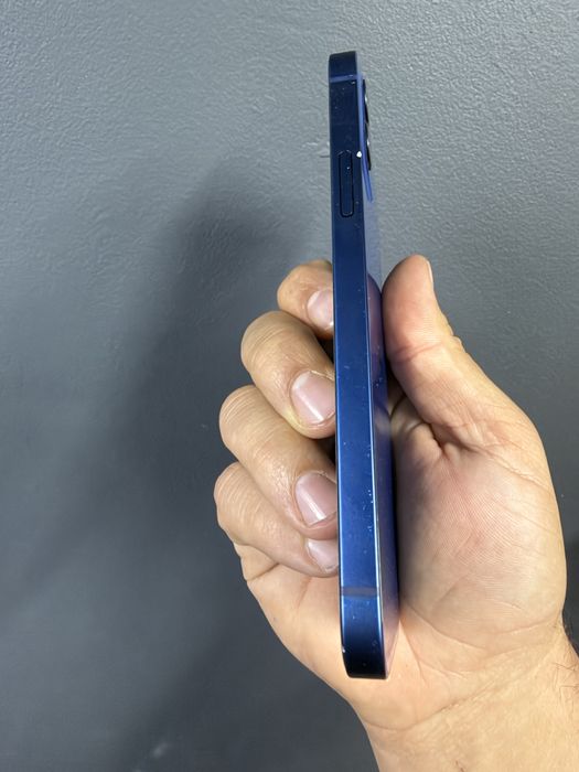 продам IPhone 12
