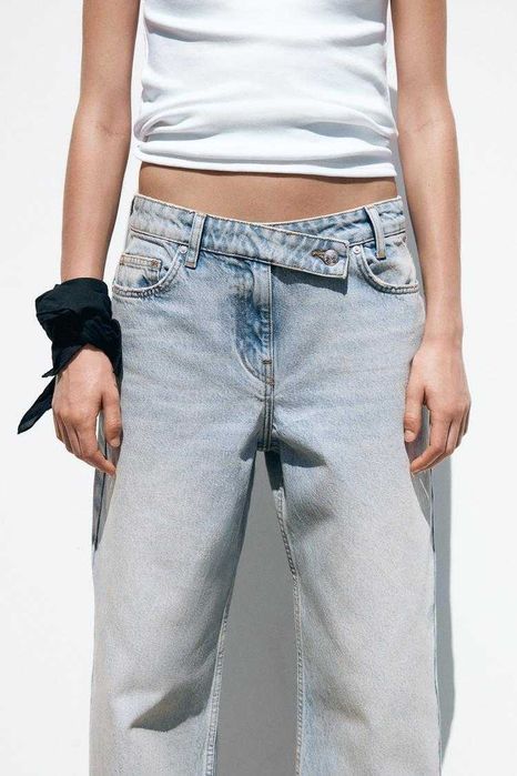 Трендові світло-блакитні джинси з асиметричною застібкою Zara