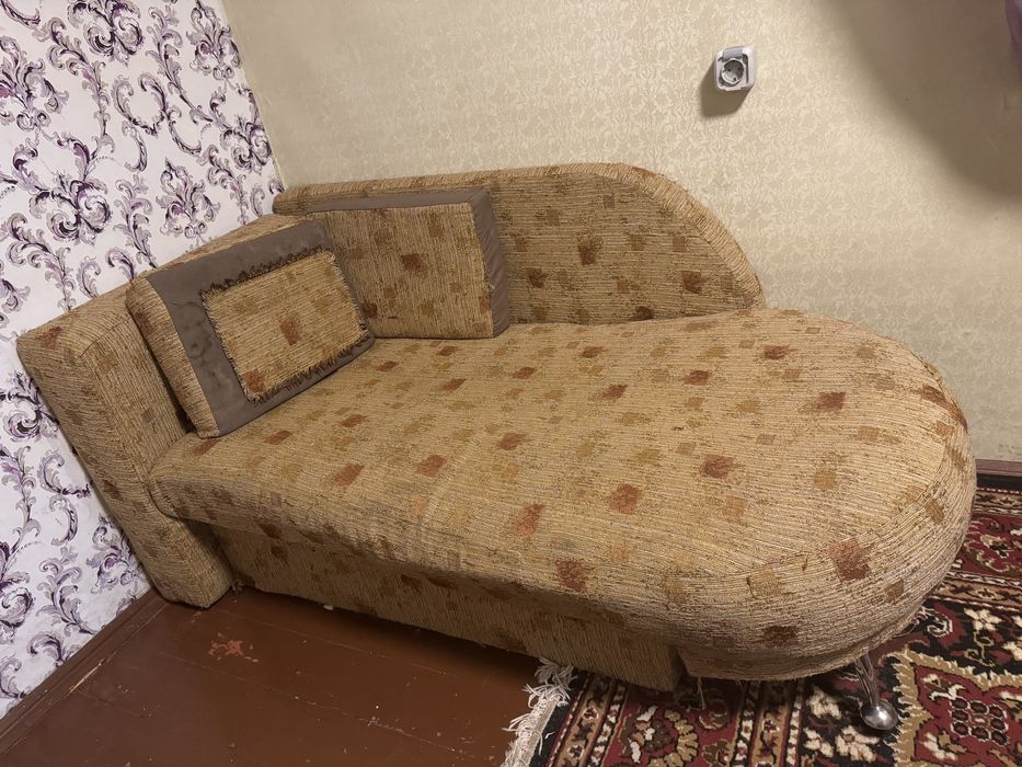 Компактна розкладна канапа-ліжко з нішею для білизни