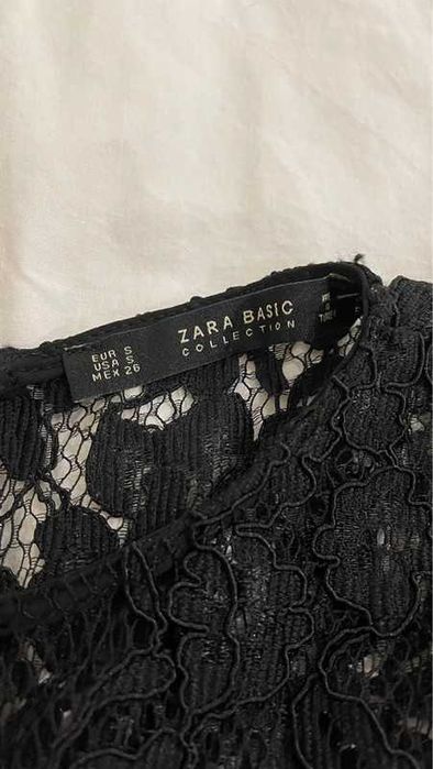 Macacão preto Rendado, com ombro à mostra