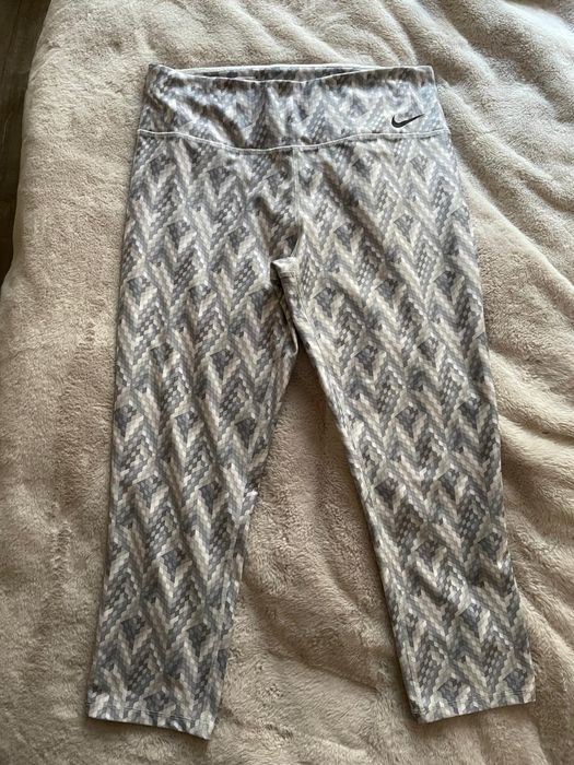 Спортивные леггинсы Nike
