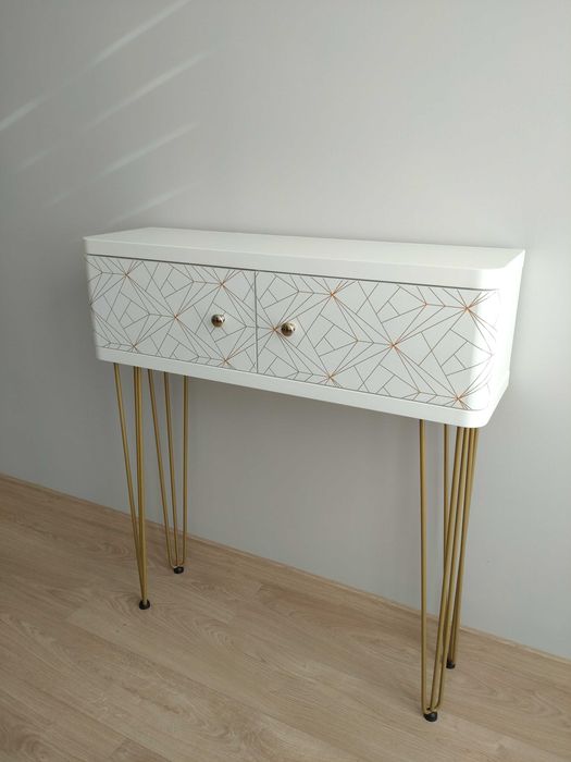 Konsola na złotych nogach