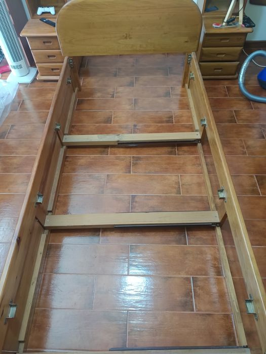 Cama em pinho mel com móvel