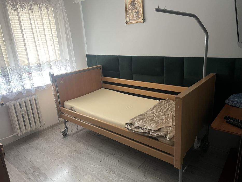 Łóżko rehabilitacyjne elektryczne + materac + materac przeciwodleżynowy + stolik