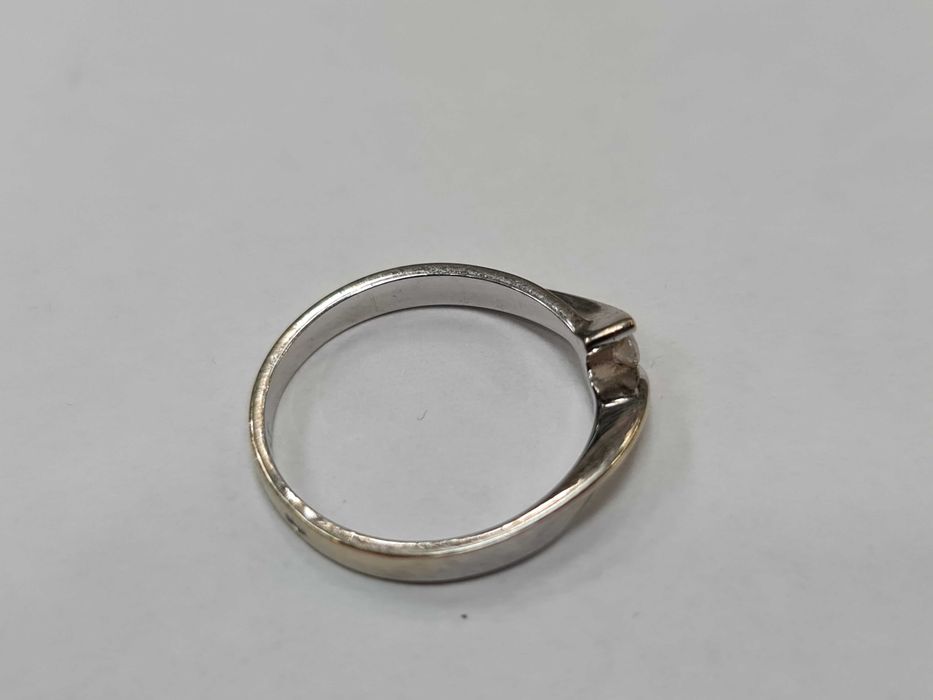 Złoty pierścionek/ Apart/ 585/ 1.90 gram/ R11.5/ Brylant 0.03 CT