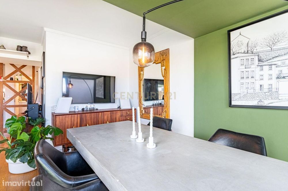 T3+1 Remodelado com Terraço | Último Piso | Centro de Queluz