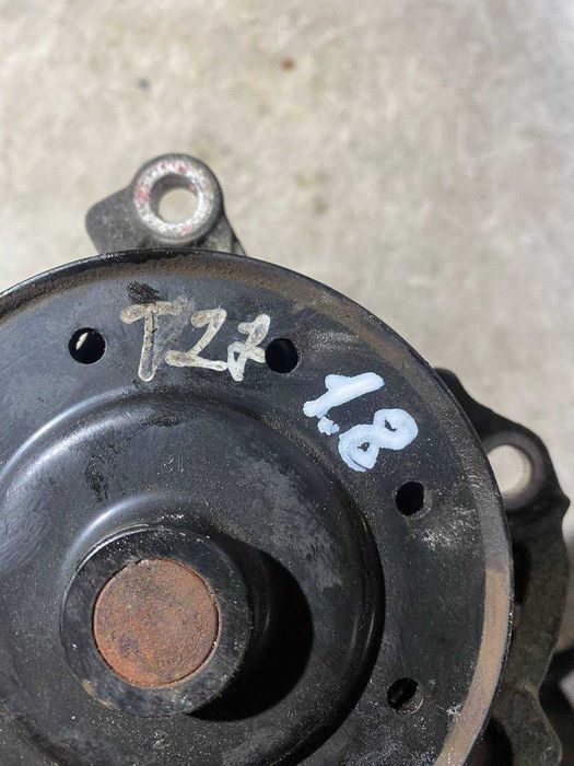 Водяна помпа насос охолодження Toyota Avensis T27 1.8 бензин 1610039466