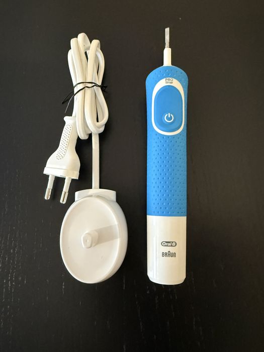 Escola elétrica azul Oral-B Vitality Pro (da Braun) com carregador original