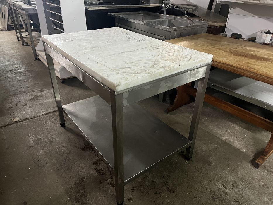 Mesa em inox com prateleira e tampo em Polipropileno