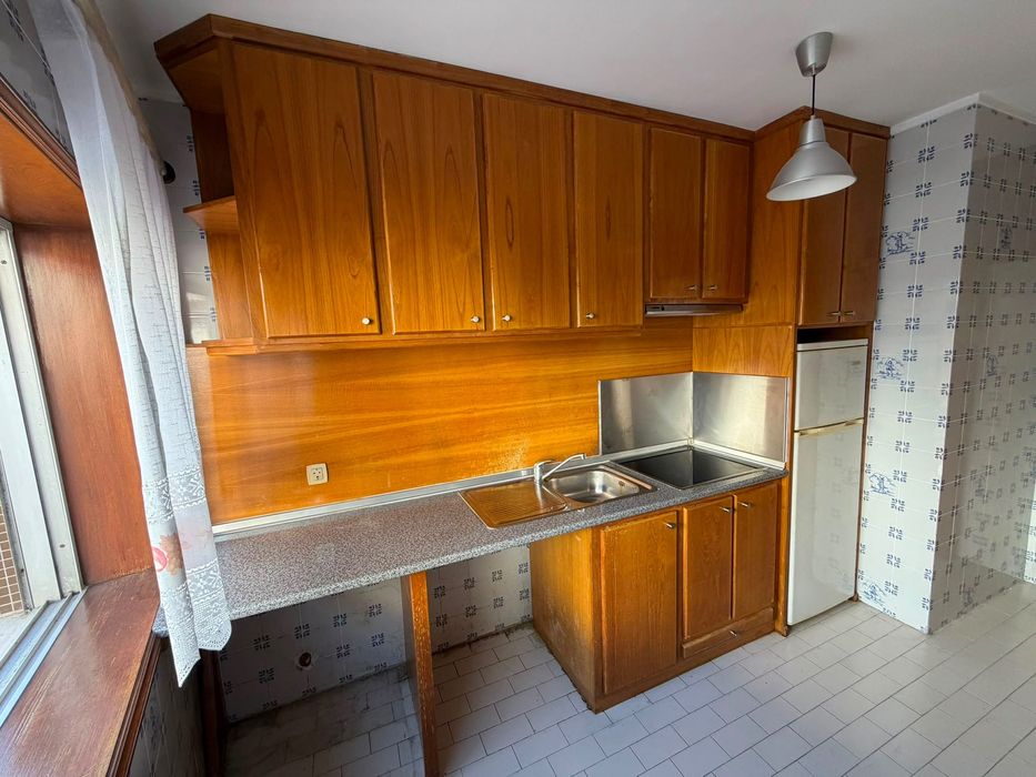 Cozinha completa em madeira [A]245 x [L]300 x [P]70 cm, com placa vitrocerâmica, exaustor e frigorifico