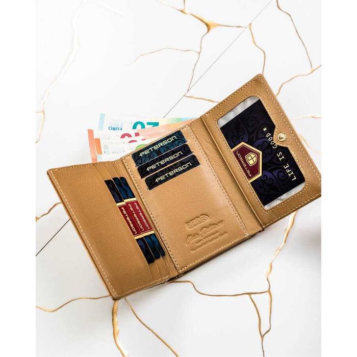 Modny portfel damski złoty z lakierowanej skóry naturalnej