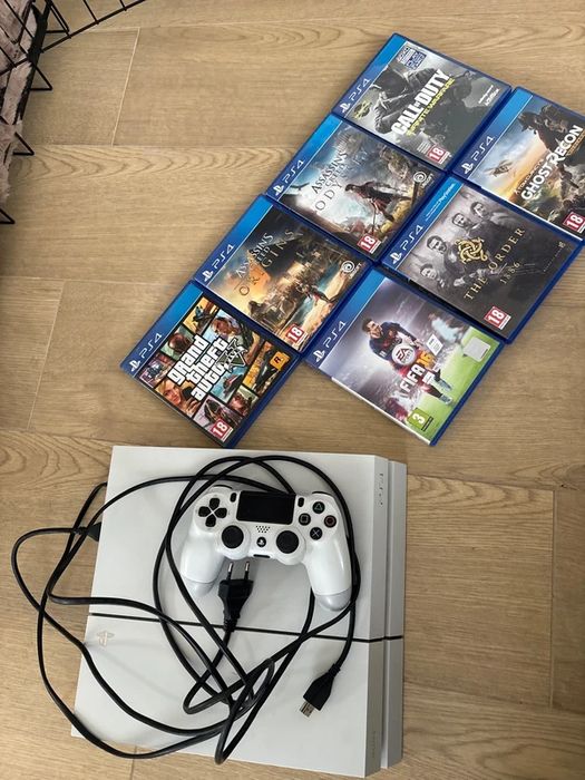 PlayStation 4 Branca com 7 Jogos e 2 Comandos