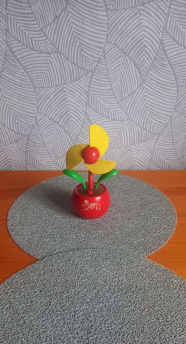 Wiatrak wiatraczek USB pod ładowarkę wentylator stojący