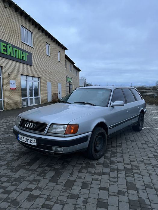 Audi 100 на полном ходу